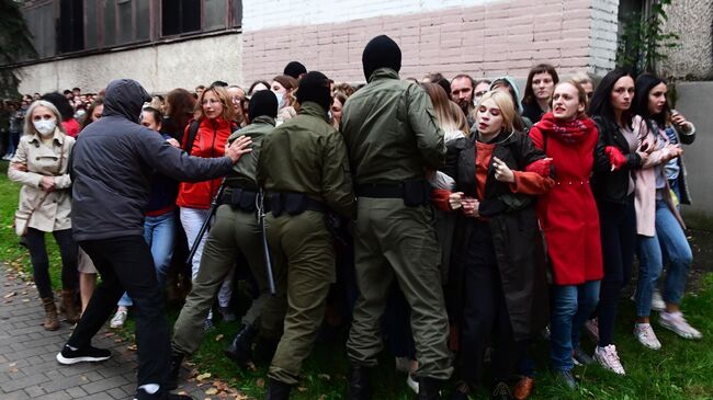 Сотрудники правоохранительных органов и участники акции протеста в Минске