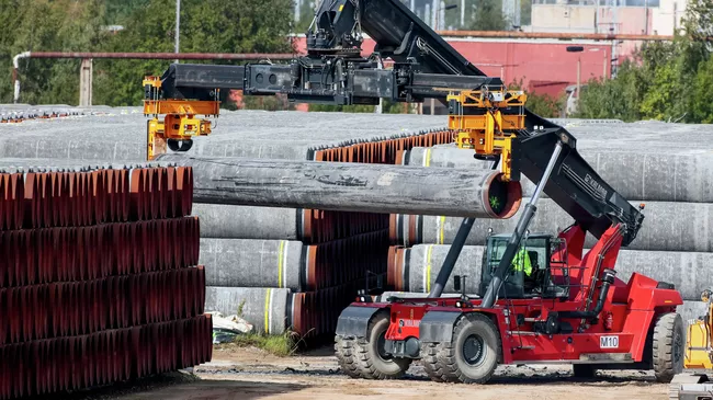 Трубы для газопровода Северный поток -2 в порту Мукран в Германии