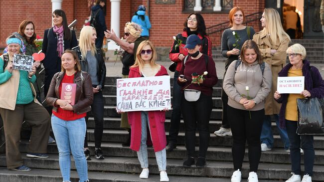 Участники акции протеста против действующей власти на площади Независимости в Минске