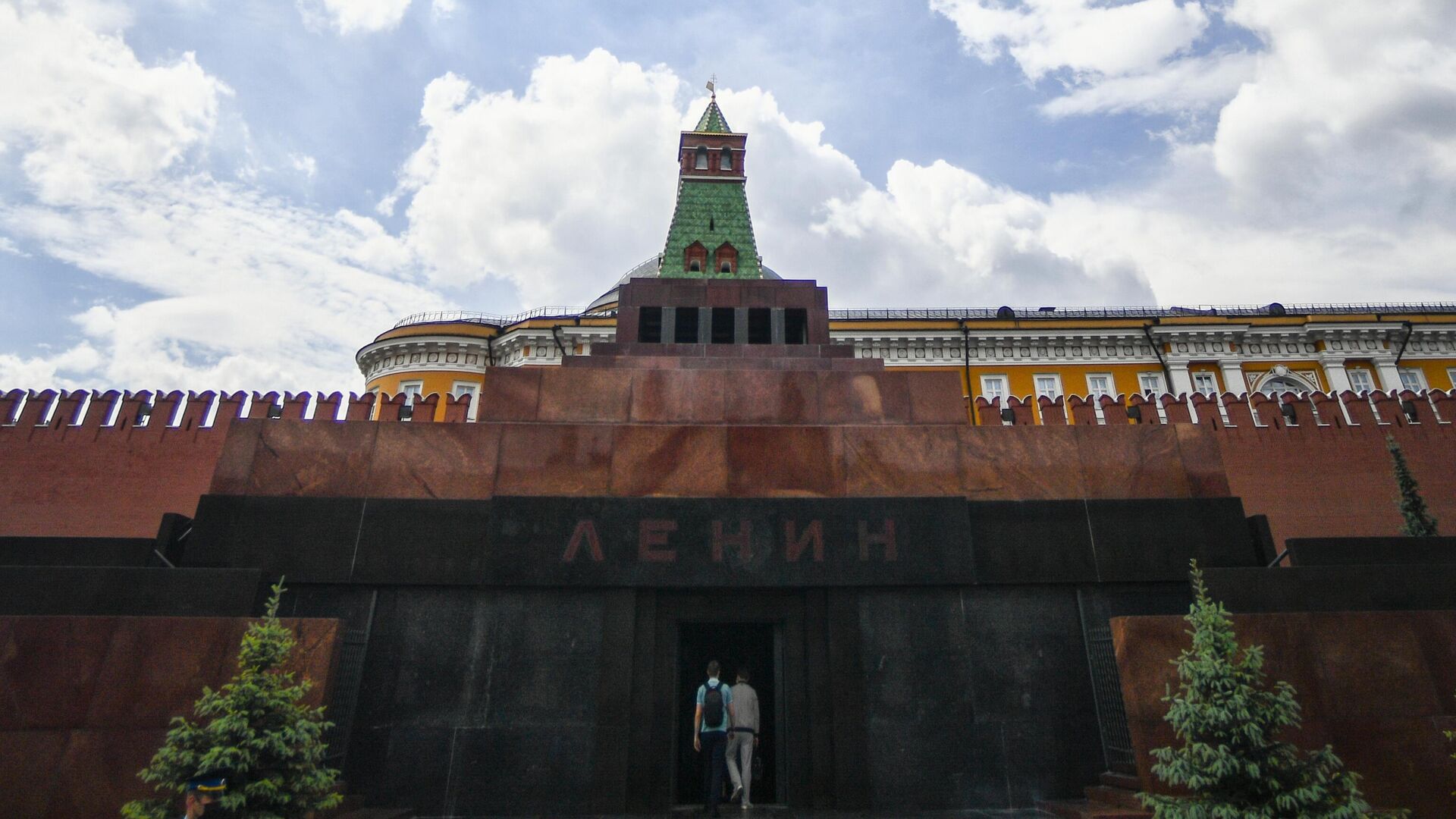 Посетители заходят в Мавзолей В. И. Ленина на Красной площади в Москве - РИА Новости, 1920, 03.10.2020