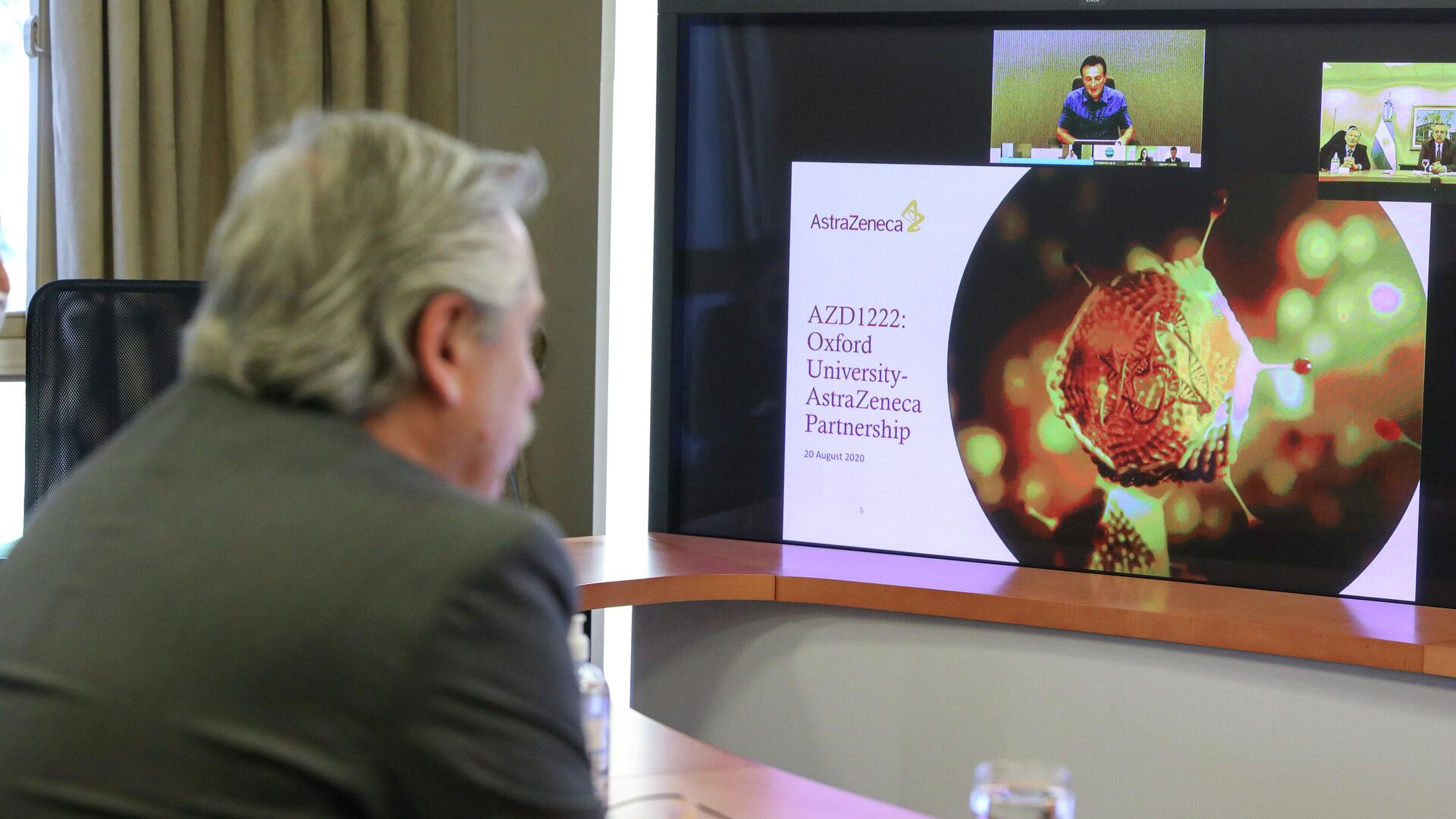 Президент Аргентины Альберто Фернандес во время видеоконференции с исполнительным директором AstraZeneca Паскалем Сориот - РИА Новости, 1920, 12.09.2020