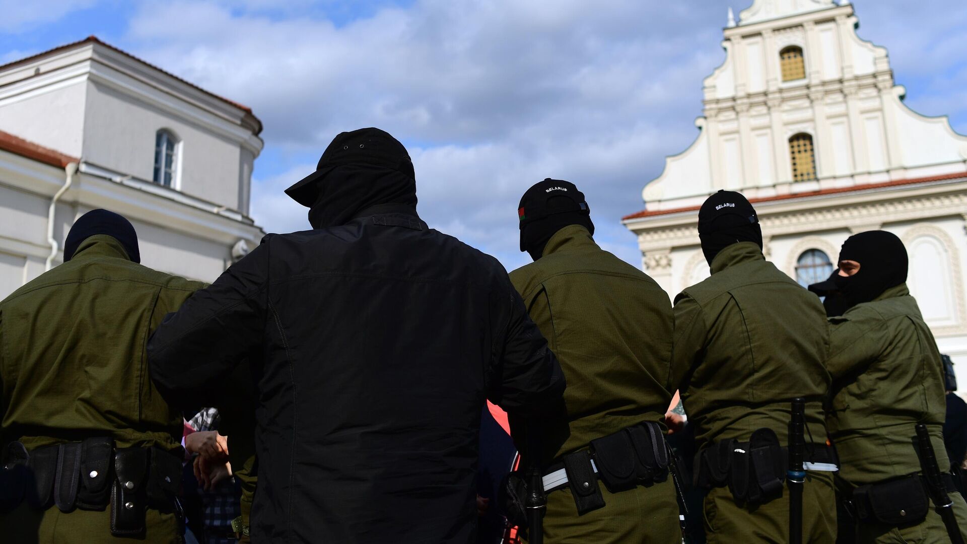 Сотрудники правоохранительных органов на площади Свободы в Минске, где собрались участницы несанкционированного женского марша Подруга за подругу - РИА Новости, 1920, 13.09.2020