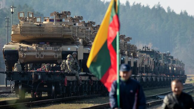 Танки Abrams армии США на железнодорожной станции в Литве