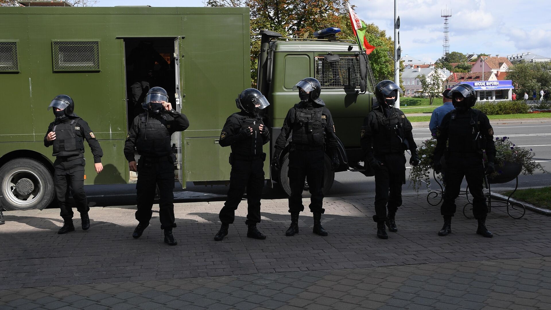  Сотрудники правоохранительных органов у автозака во время воскресной несанкционированной акции протеста в Минске - РИА Новости, 1920, 17.09.2020