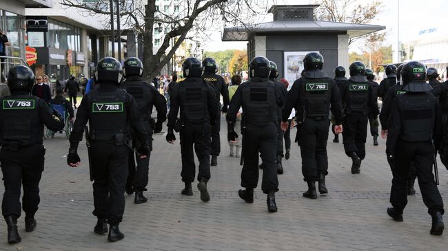 Сотрудники правоохранительных органов во время воскресной несанкционированной акции протеста в Минске