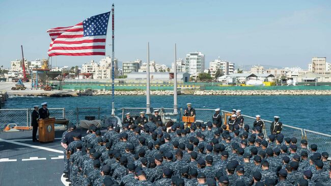 Американский ракетный эсминец USS Ross в порту Ларнаки, Кипр