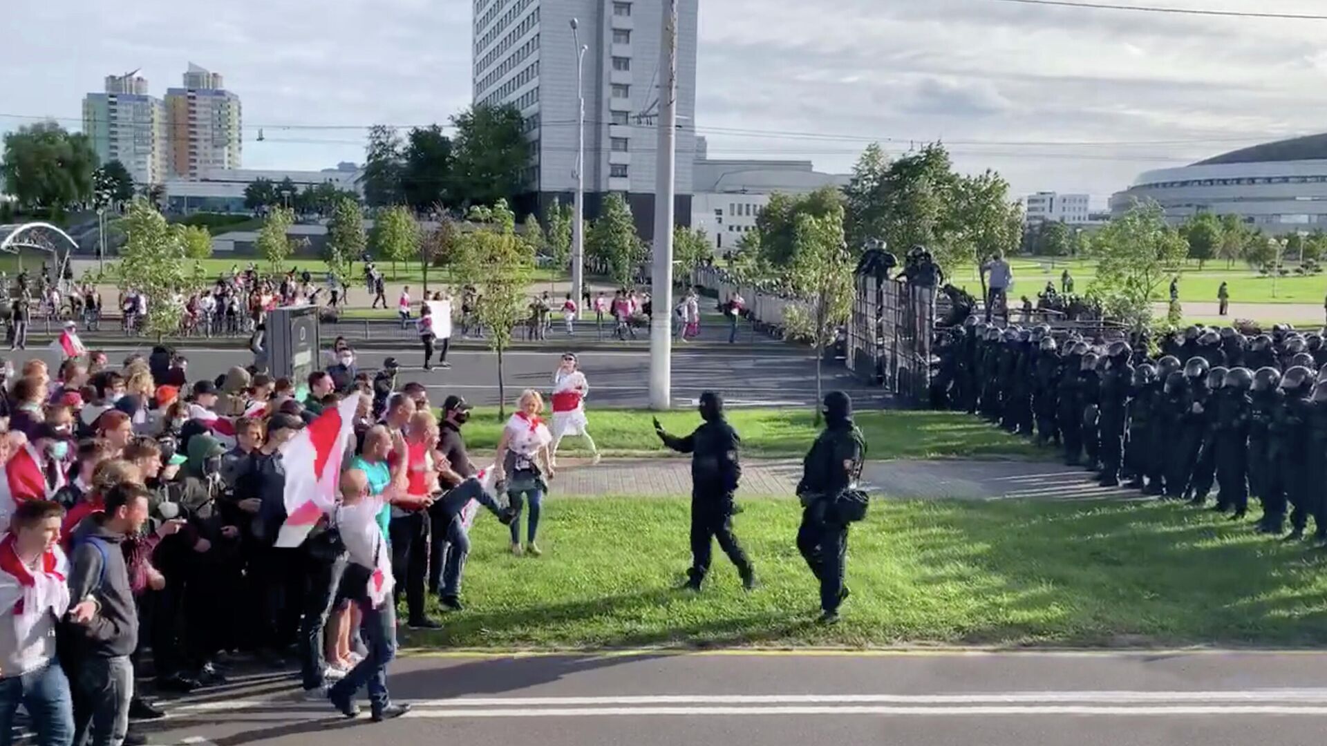 Сотрудники правоохранительных органов и участники акции протеста в Минске. Стоп кадр видео - РИА Новости, 1920, 13.09.2020