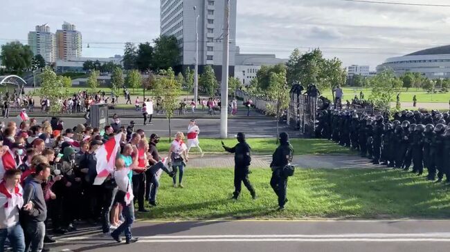 Сотрудники правоохранительных органов и участники акции протеста в Минске. Стоп кадр видео