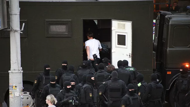 Сотрудники правоохранительных органов задерживают участников воскресной несанкционированной акции протеста в Минске