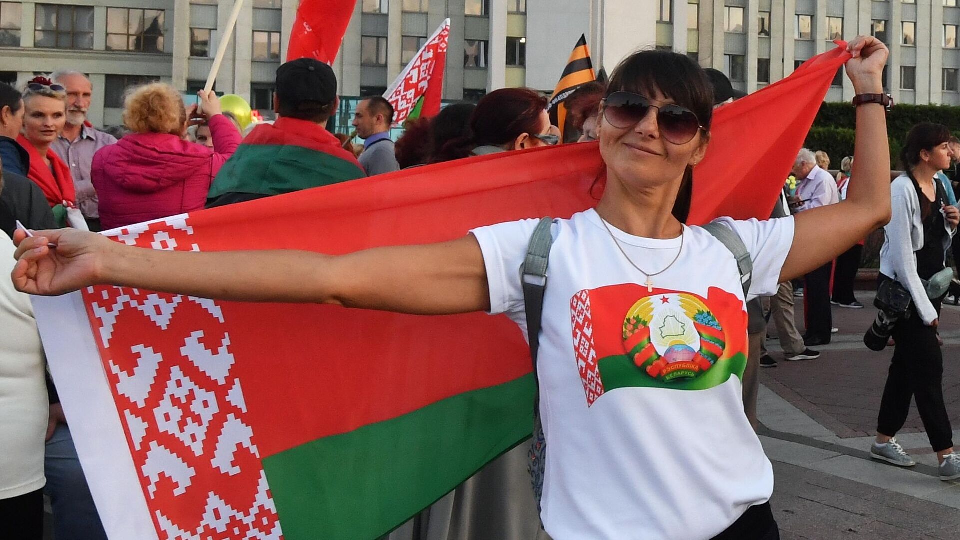 Участница акции в поддержку действующей власти на площади Независимости в Минске - РИА Новости, 1920, 31.10.2020