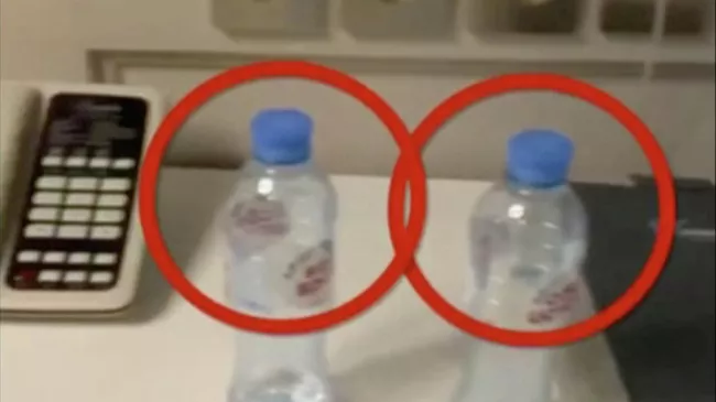 Бутылки с водой в номере отеля в Томске, где останавливался Алексей Навальный