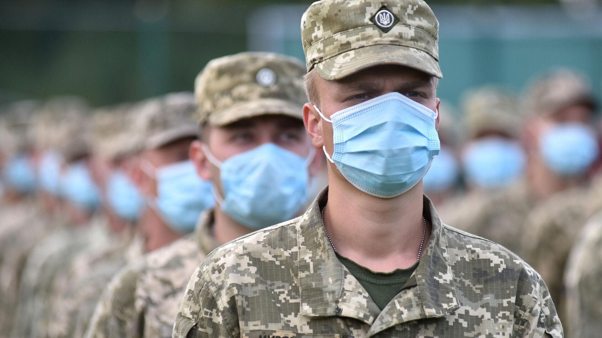 Военнослужащие Украины на церемонии открытия военных совместных военных учений Украины и стран НАТО Rapid Trident-2020 - РИА Новости, 1920, 13.12.2021