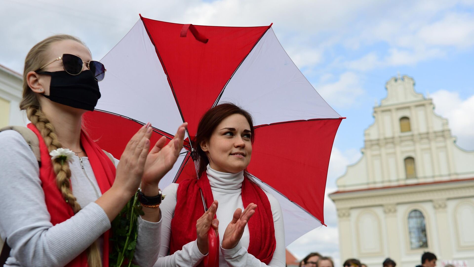 Участницы несанкционированного женского марша Подруга за подругу на площади Свободы в Минске - РИА Новости, 1920, 08.11.2020