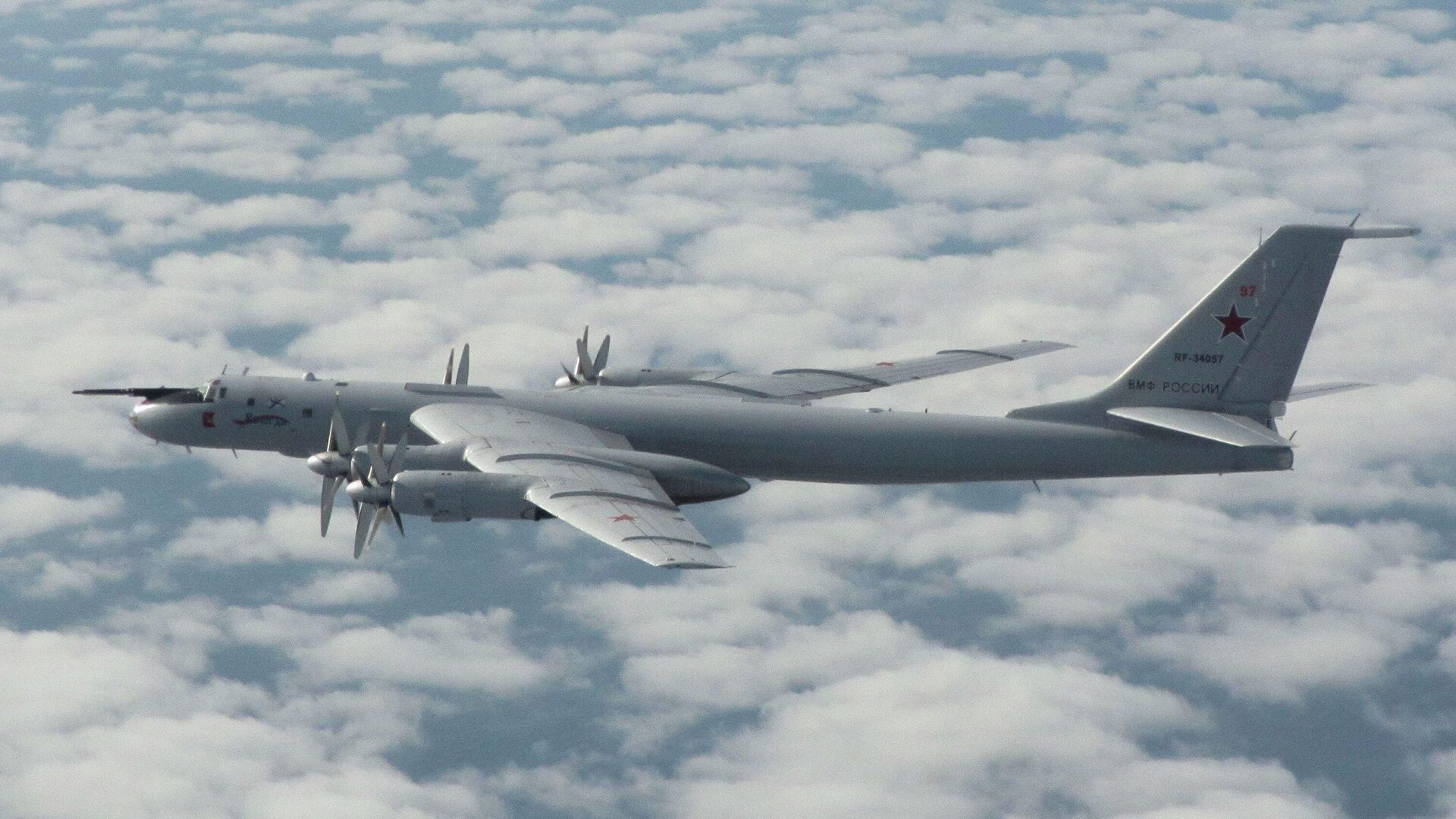 Истребители британских ВВС сопровождали российские военные самолеты Ту-142 - РИА Новости, 1920, 02.05.2023