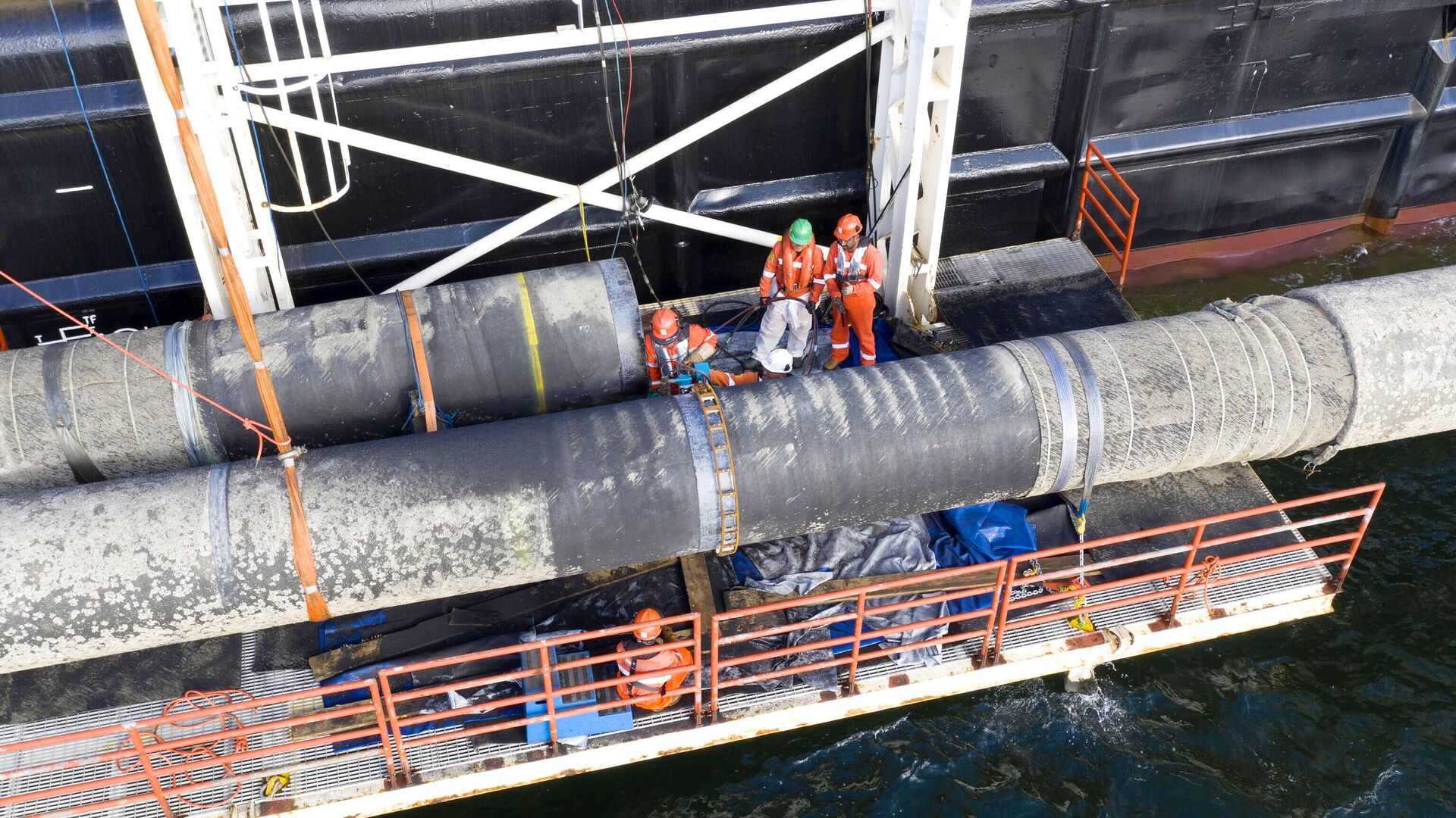 Надводная сварка захлестного стыка во время строительства газопровода Северный поток-2 - РИА Новости, 1920, 21.09.2020