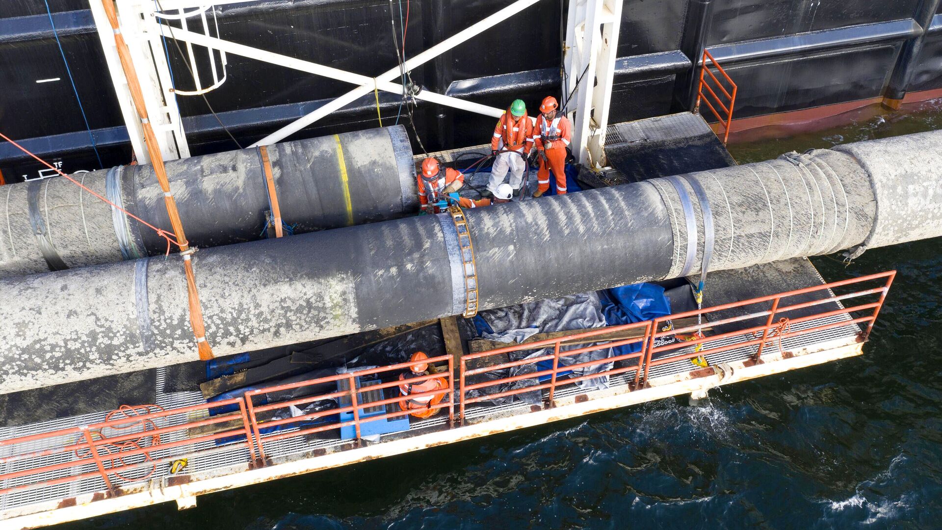 Надводная сварка захлестного стыка во время строительства газопровода Северный поток-2 - РИА Новости, 1920, 18.02.2021