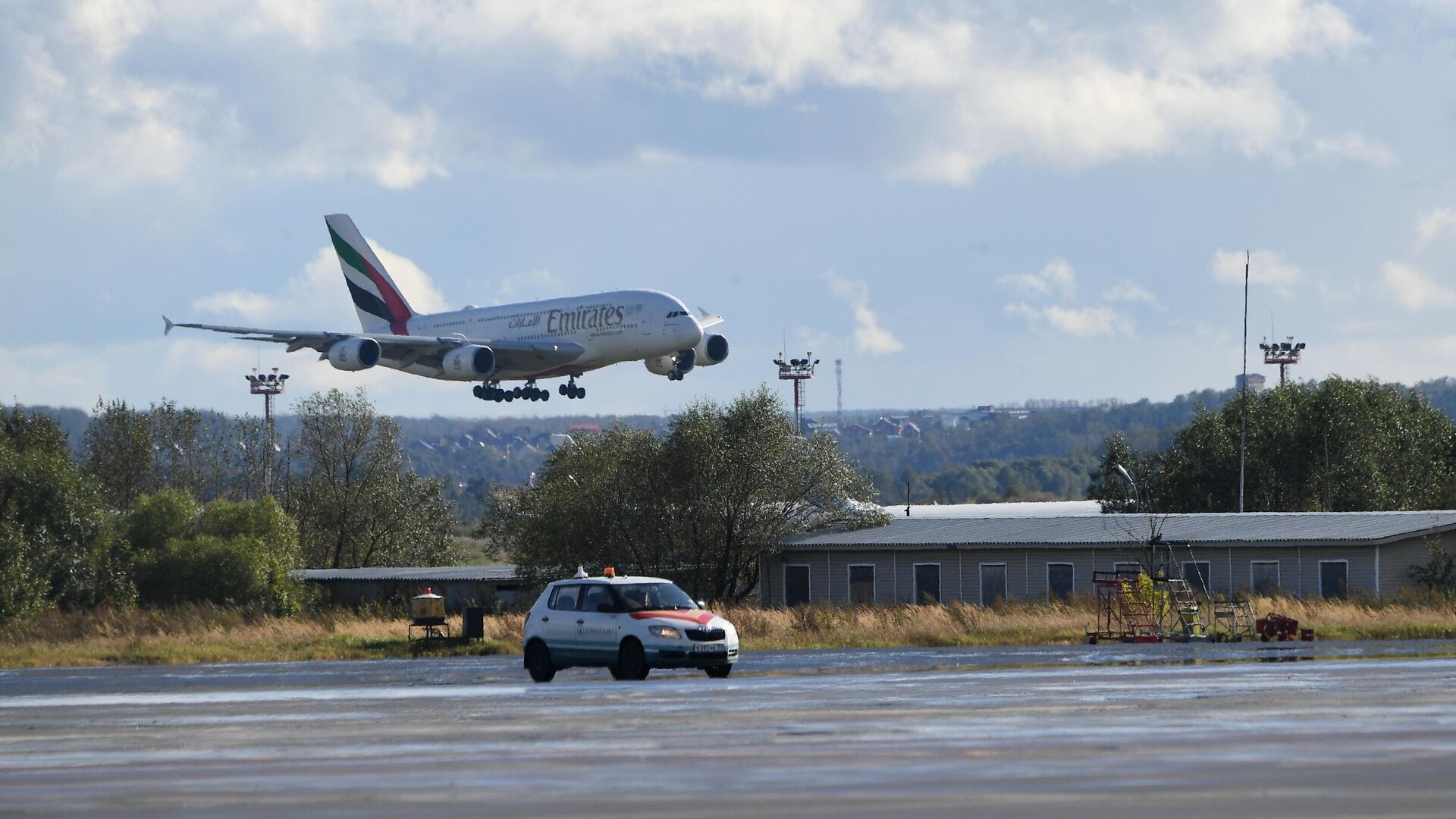 Самолет Airbus A380 авиакомпании Emirates Airlines заходит на посадку в аэропорту Домодедово - РИА Новости, 1920, 26.10.2020