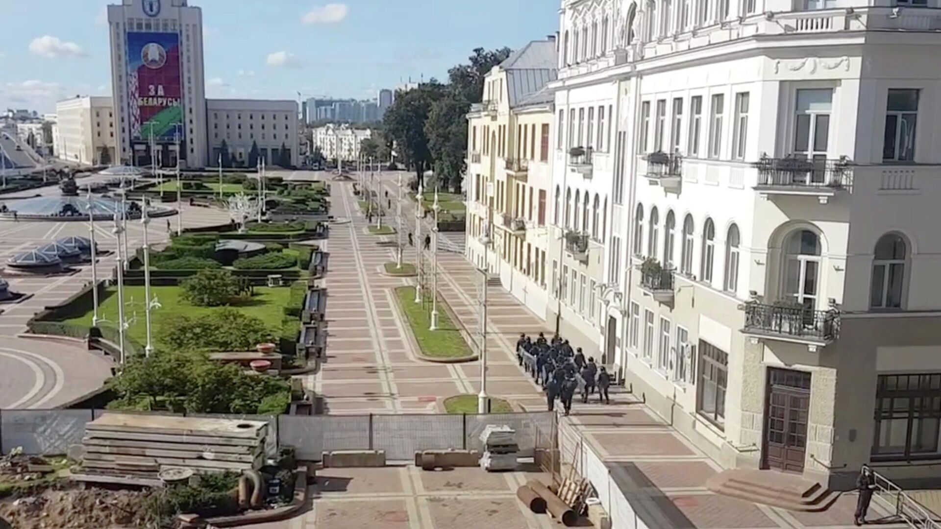 Сотрудники правоохранительных органов на площади Независимости в Минске. Стоп-кадр видео - РИА Новости, 1920, 23.09.2020