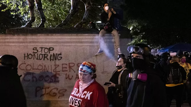 Участники акции протеста в городском парке South Park Blocks в Портленде