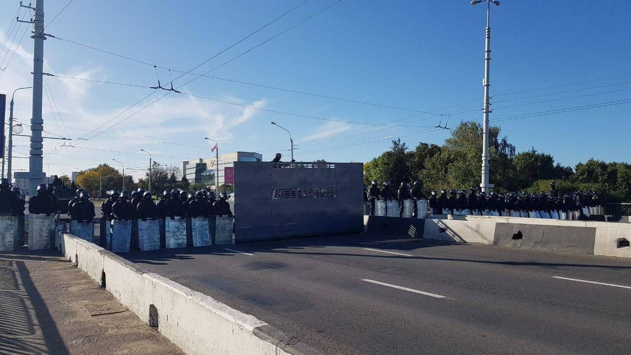 Оцепление ОМОН выставили на мосту на Орловской улице, перекрыв проход к Верховному суду и Дворцу президента в Минске - РИА Новости, 1920, 20.09.2020