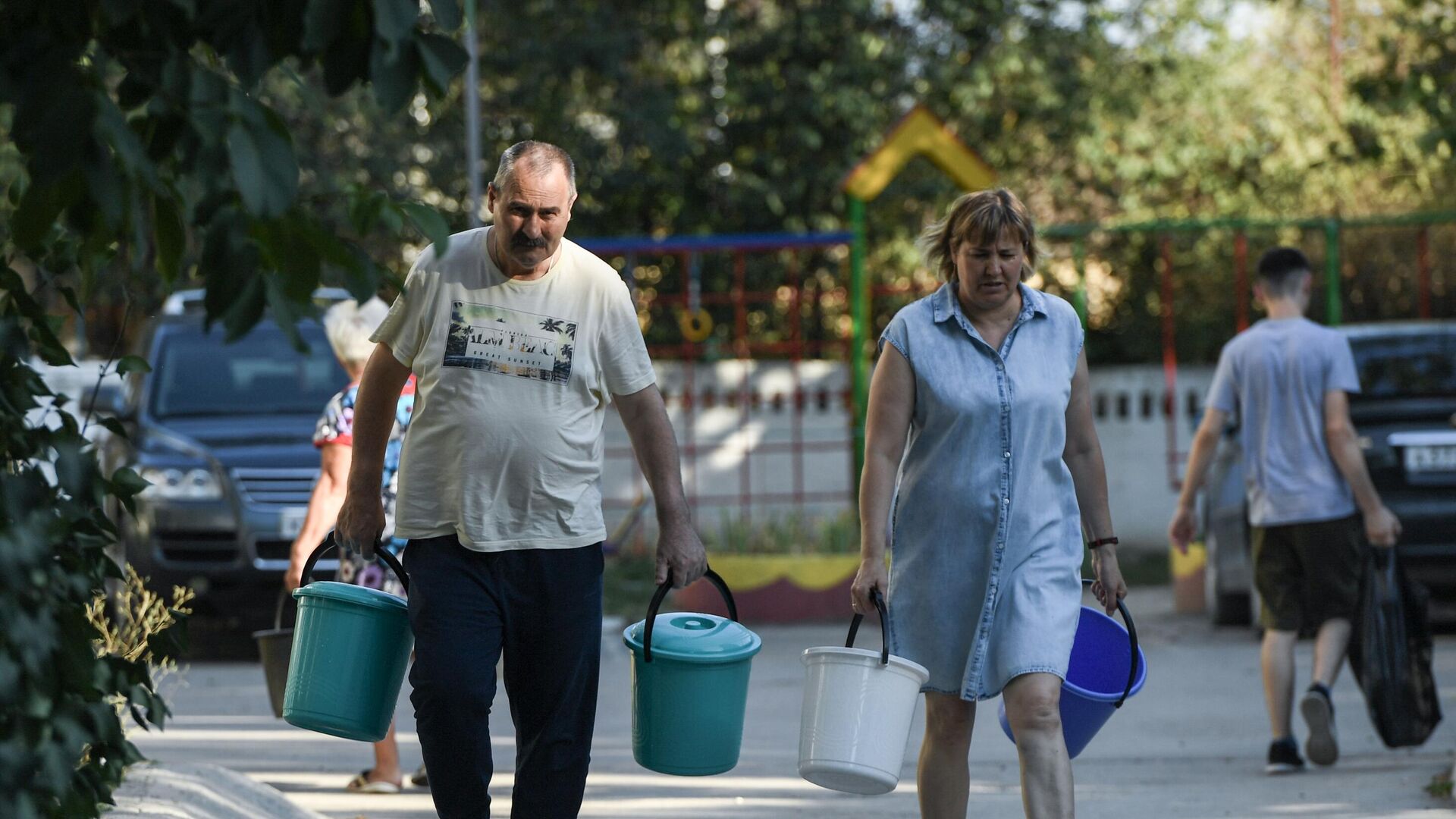 Жители Cимферополя идут чтобы набрать в емкости питьевую воду, привезенную в цистернах - РИА Новости, 1920, 24.09.2020