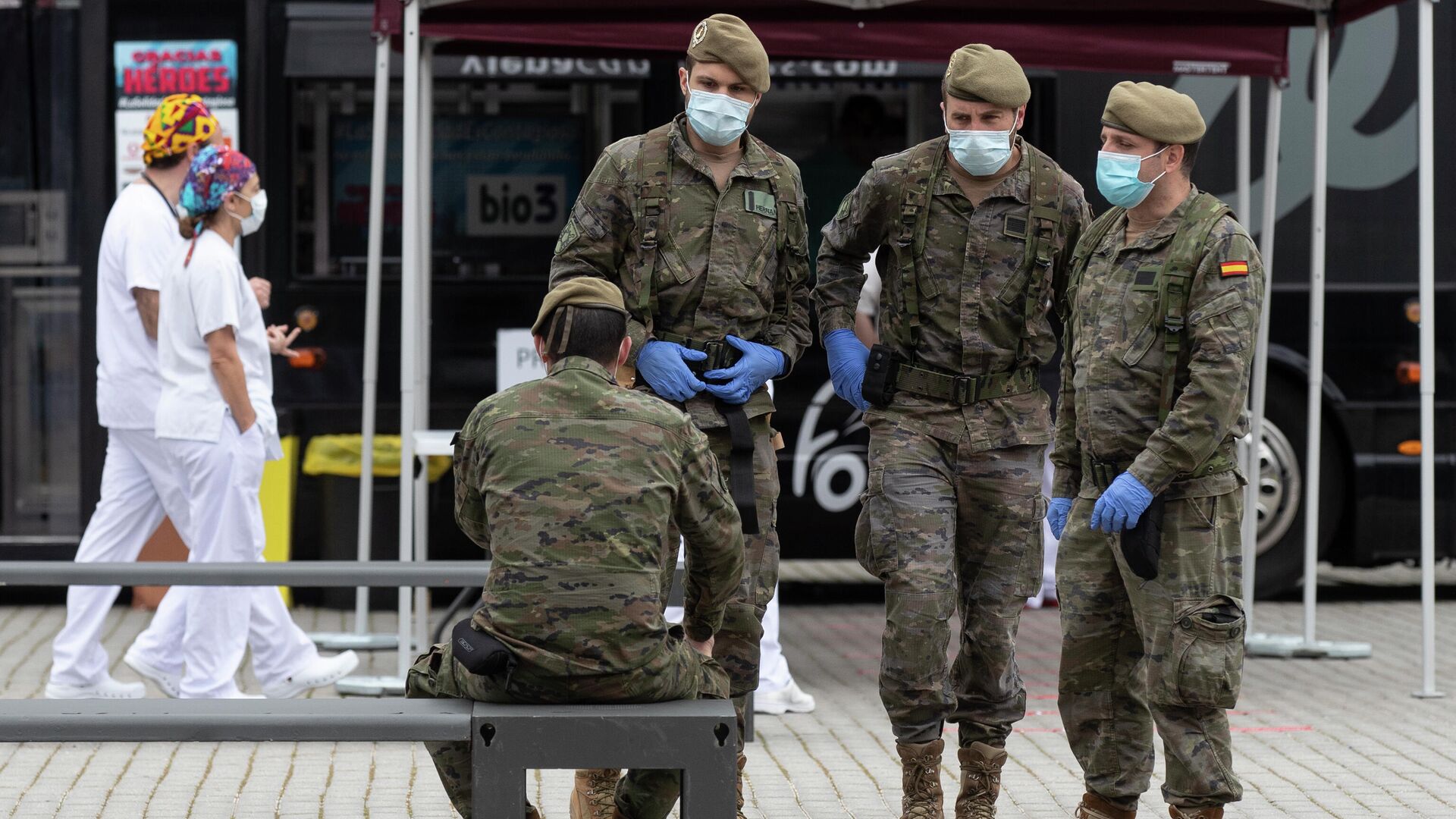 Военные и медицинские работники у временного полевого госпиталя, расположенного в Мадриде, Испания - РИА Новости, 1920, 24.01.2021