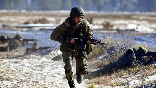 Военнослужащий во время учений Славянское братство - 2020