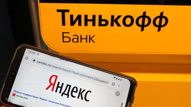 Мобильный телефон и платежный терминал Тинькофф