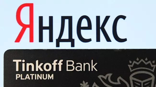 Платиновая карта банка Тинькофф и логотип компании Яндекс