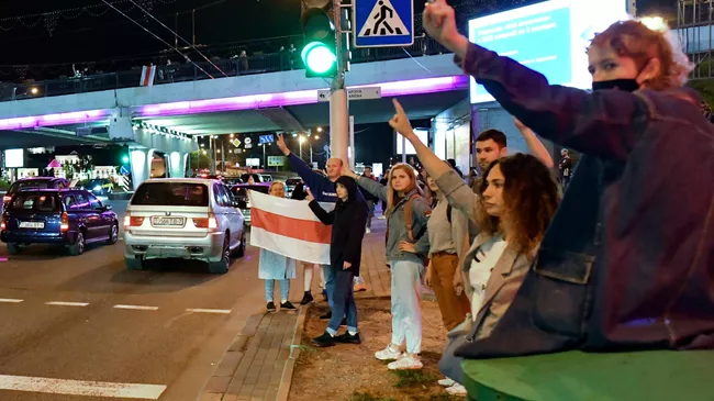 Участники несанкционированной акции протеста оппозиции в Минске