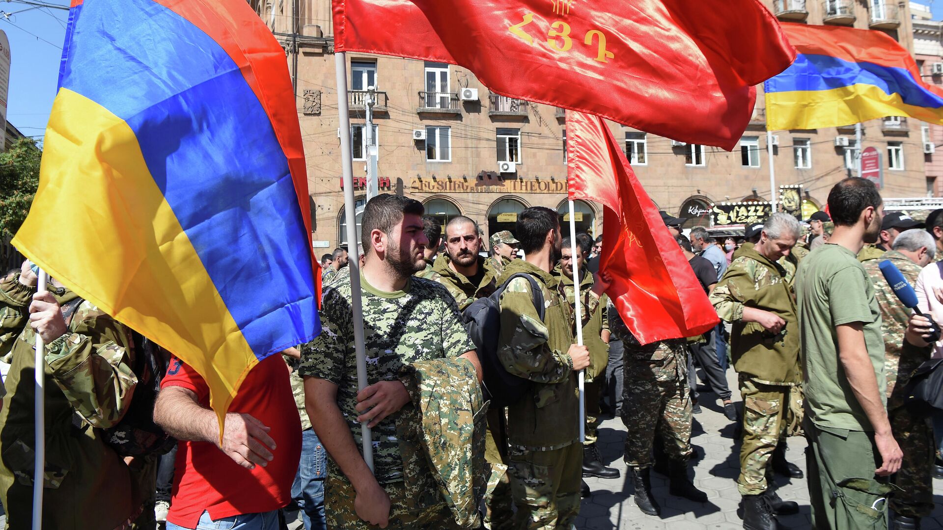 Сбор добровольцев, после объявления военного положения и всеобщей мобилизации в Ереване, Армения, 27 сентября 2020 - РИА Новости, 1920, 29.09.2020