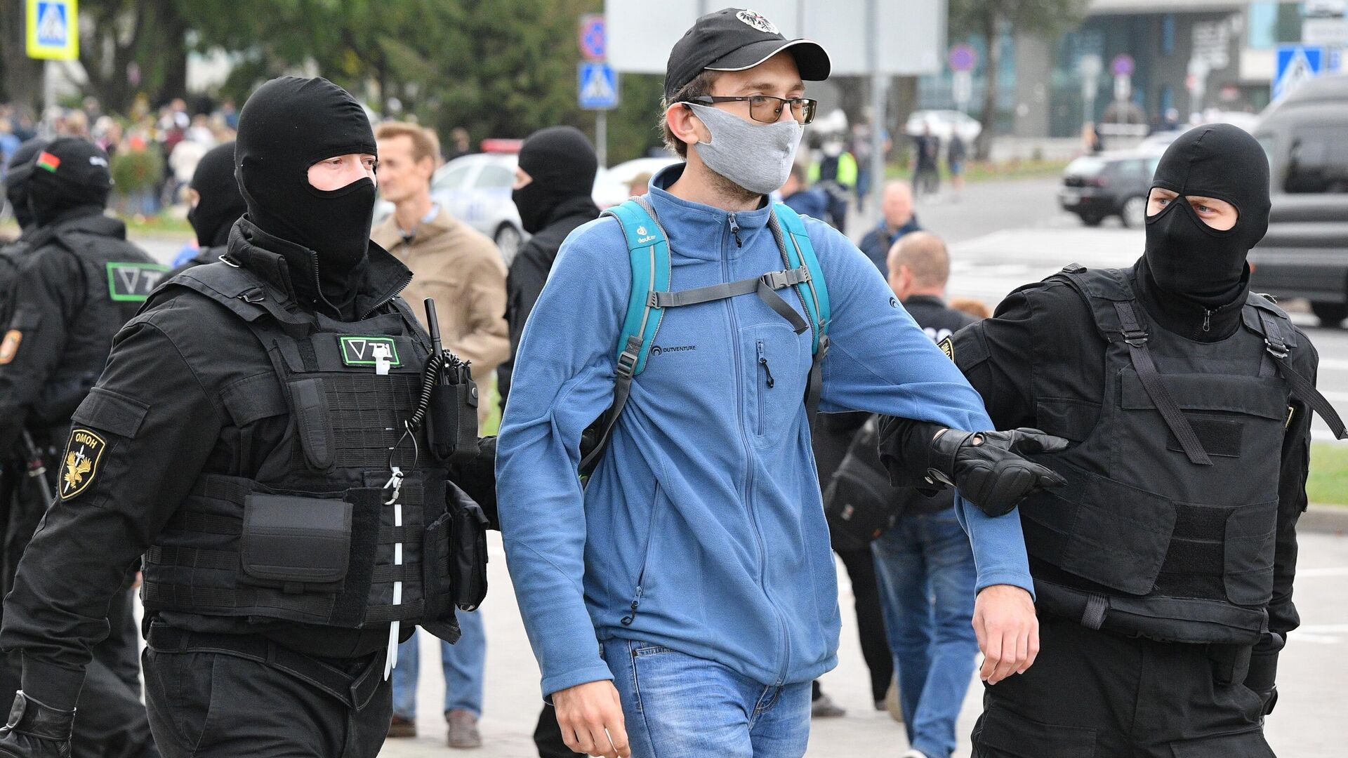 Задержание участников несанкционированной акции протеста оппозиции в Минске - РИА Новости, 1920, 04.10.2020