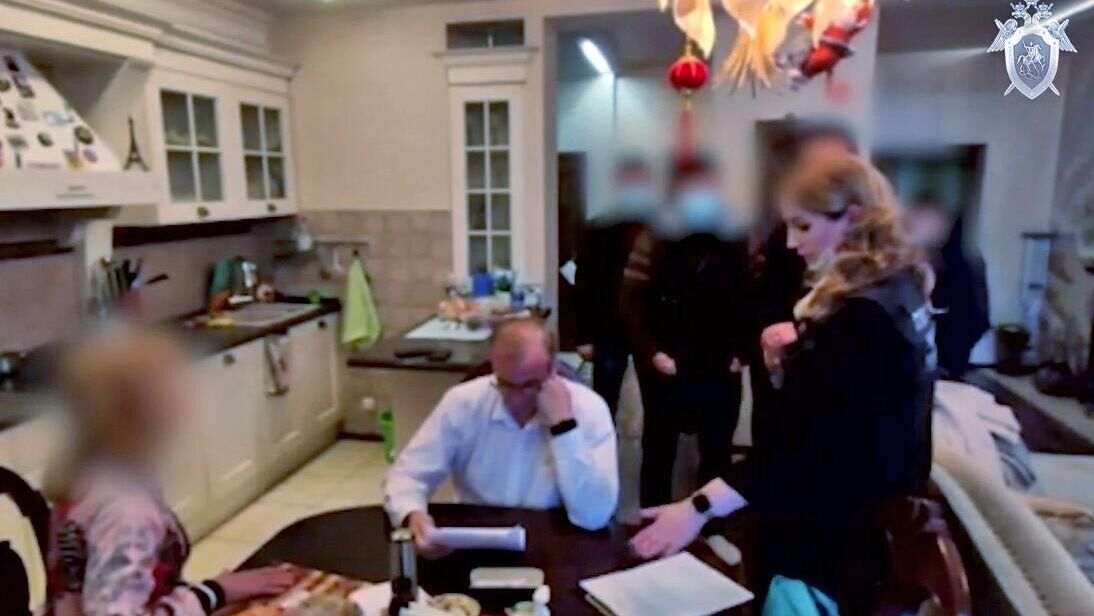 Сотрудники Следственного комитета РФ во время задержание депутата Заксобрания Иркутской области Андрея Левченко - РИА Новости, 1920, 28.09.2020