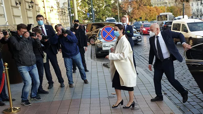 Лидер белорусской оппозиции Светлана Цихановская прибыла на встречу с президентом Франции Эммануэлем Макроном в Вильнюсе, Литва