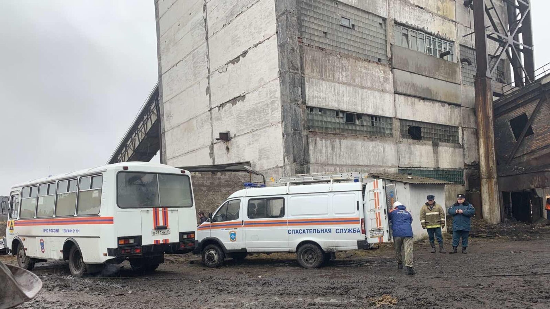 Сотрудники МЧС на месте обрушения перехода между зданиями на территории поверхности шахты Северная в Воркуте - РИА Новости, 1920, 23.05.2021