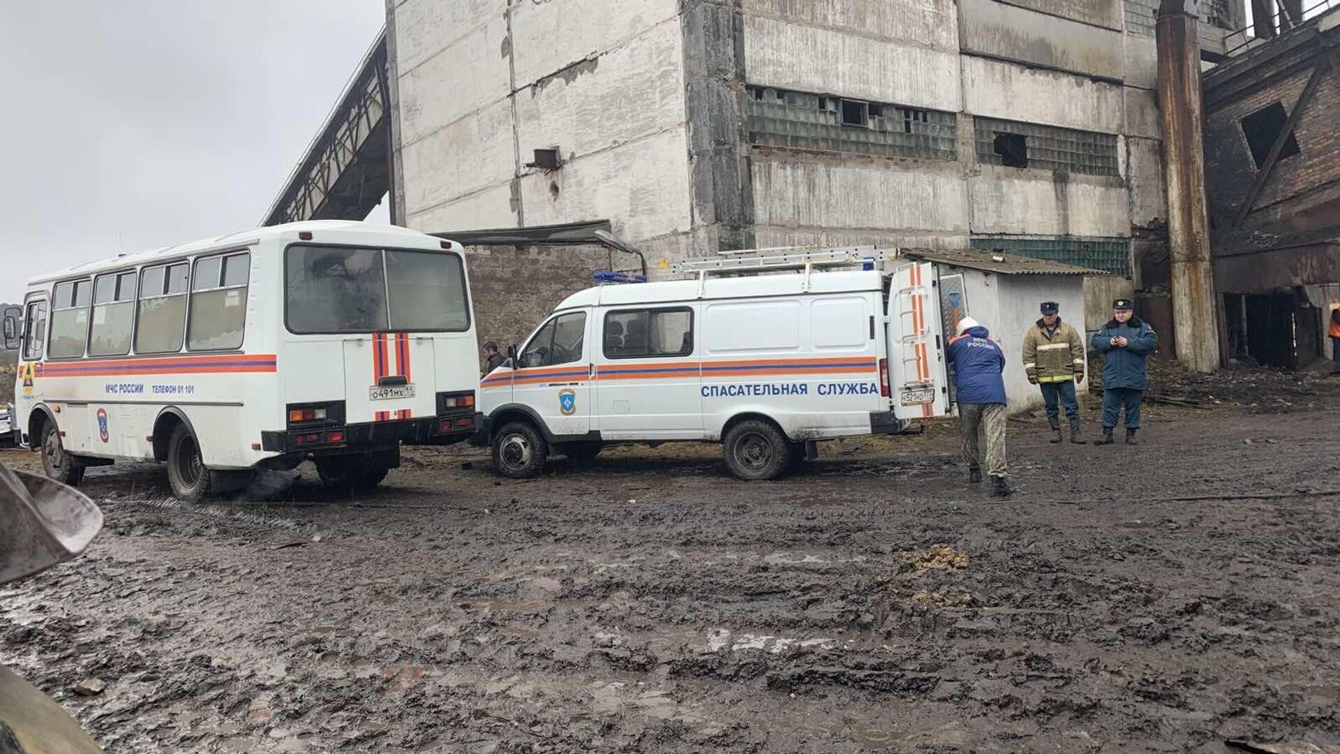 Сотрудники МЧС на месте обрушения перехода между зданиями на территории поверхности шахты Северная в Воркуте - РИА Новости, 1920, 23.05.2021