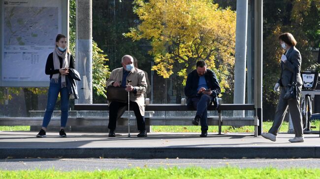 Люди на автобусной остановке на Ленинском проспекте в Москве