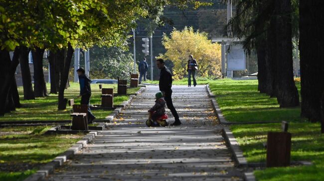 Люди гуляют в сквере на улице Марии Ульяновой в Москве