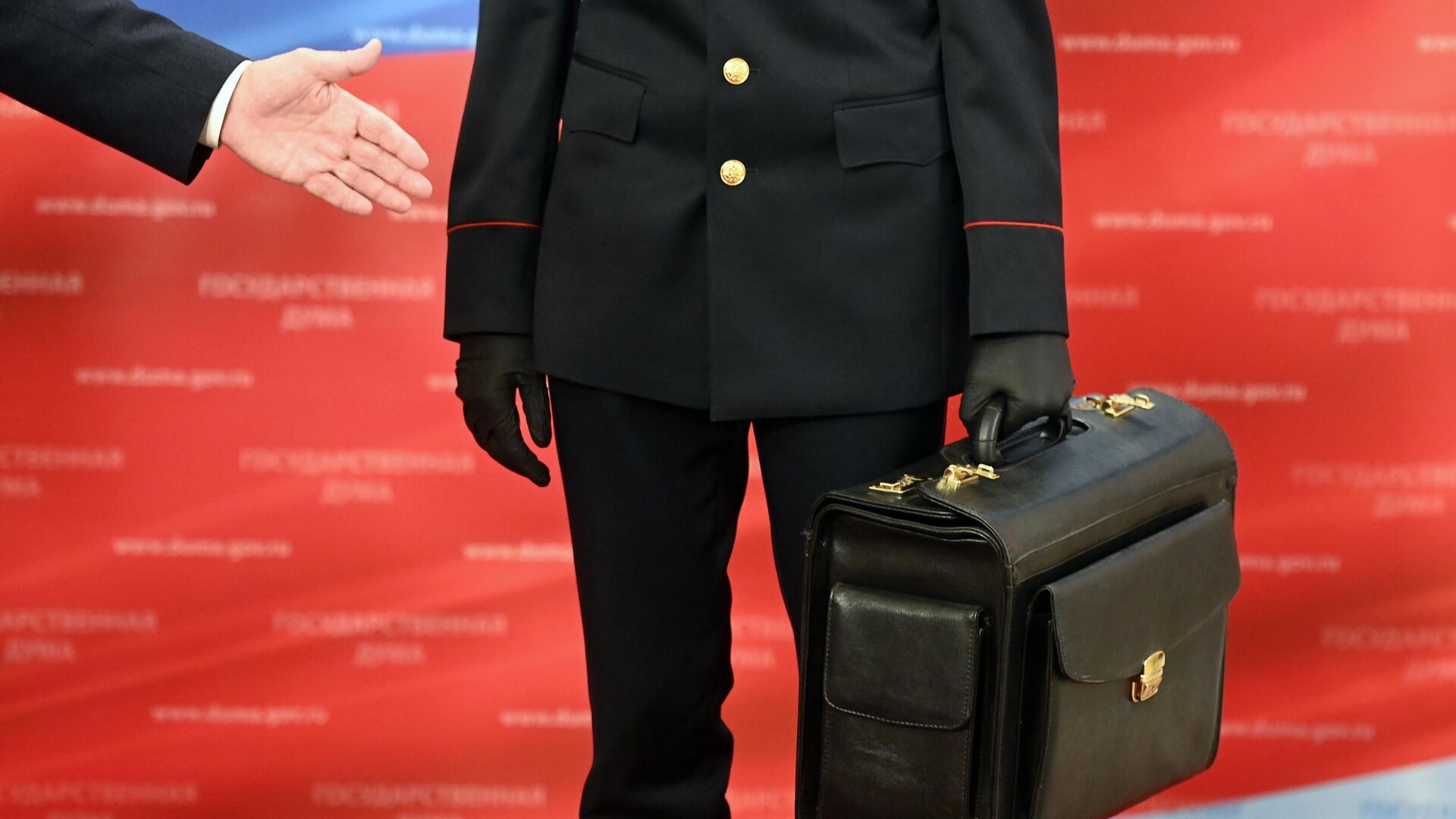 Офицер Государственной фельдъегерской службы РФ вносит в здание Госдумы РФ документы проекта Проект федерального бюджета на 2021 год и плановый период 2022-2023 годов - РИА Новости, 1920, 24.11.2022