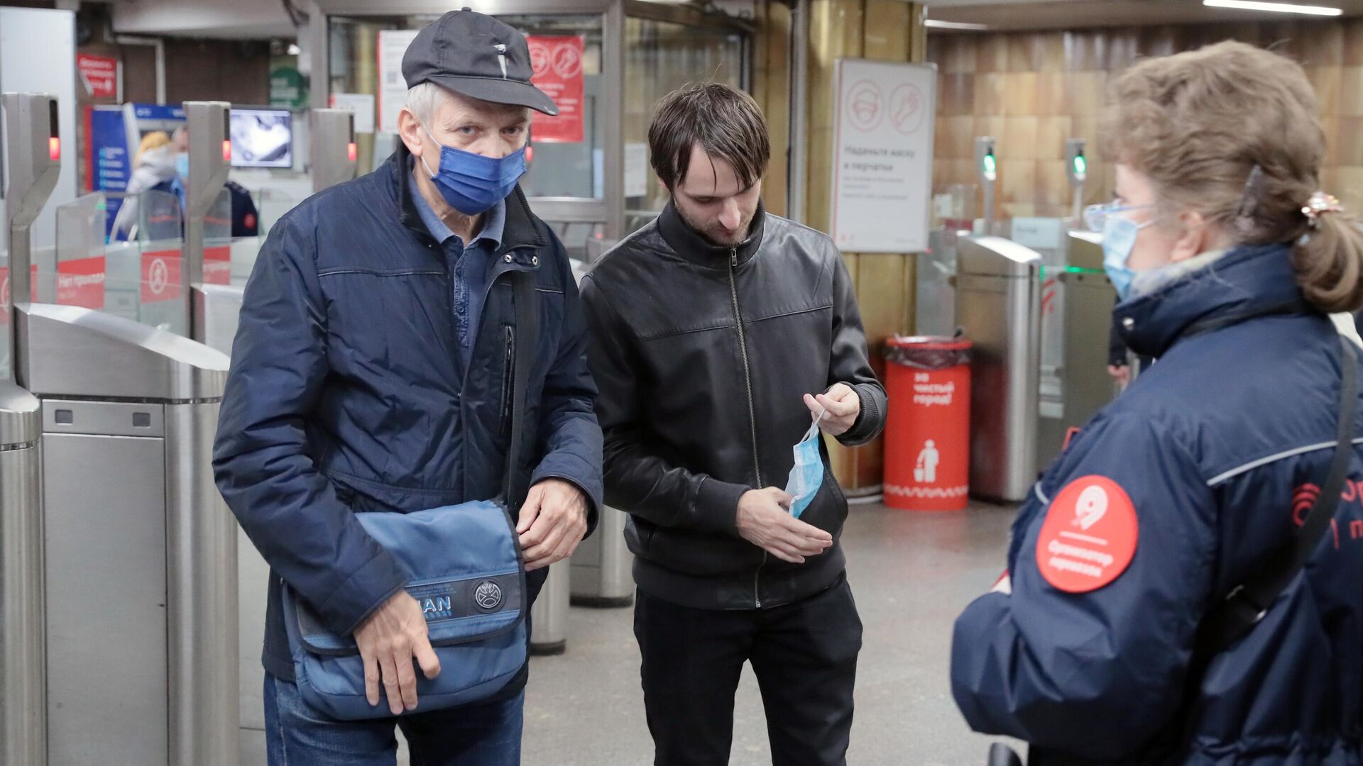 Пассажиры в вестибюле станции метро Пражская в Москве, где проводится проверка масочного режима - РИА Новости, 1920, 02.10.2020