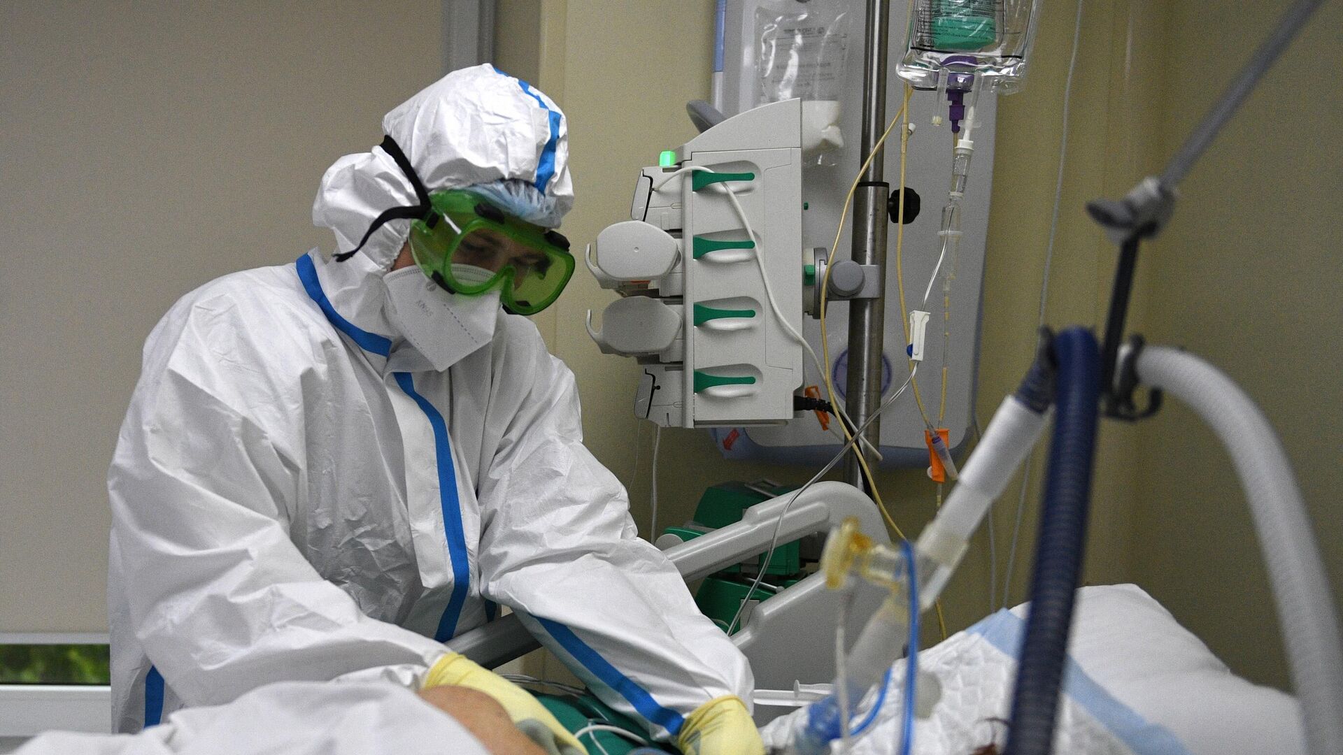 Врач у постели пациента в отделении реанимации и интенсивной терапии госпиталя COVID-19 в городской клинической больницы № 52 - РИА Новости, 1920, 05.10.2020