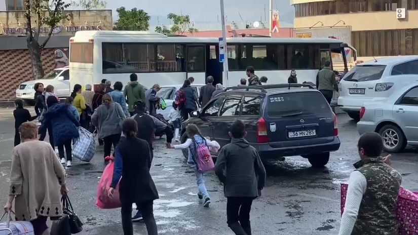 Жители Степанакерта уезжают из города в связи с обострением ситуации в Нагорном Карабахе. Скриншот видео - РИА Новости, 1920, 03.10.2020