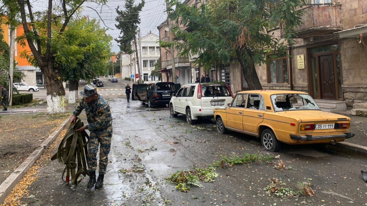 Автомобили, поврежденные в результате обстрела в Степанакерте - РИА Новости, 1920, 05.10.2020