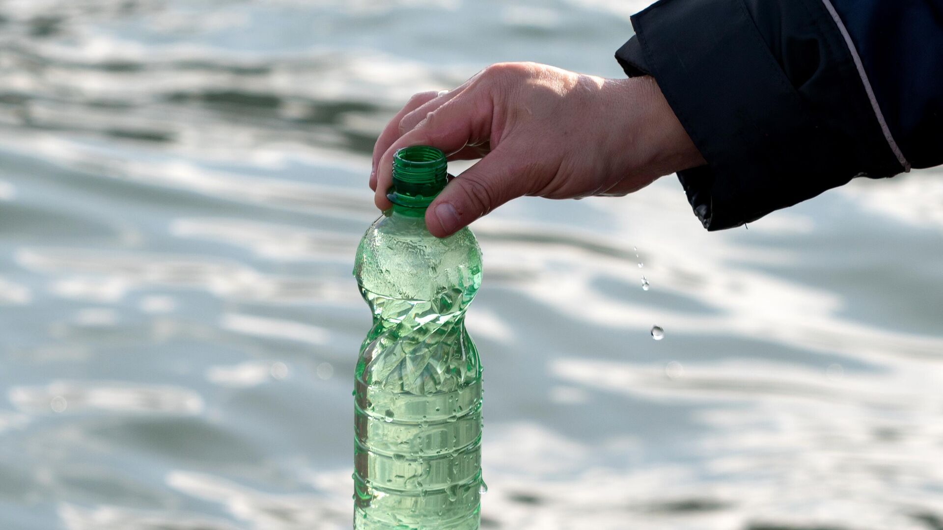 Сотрудник Следственного комитета России по Камчатскому краю берет пробу морской воды - РИА Новости, 1920, 06.10.2020