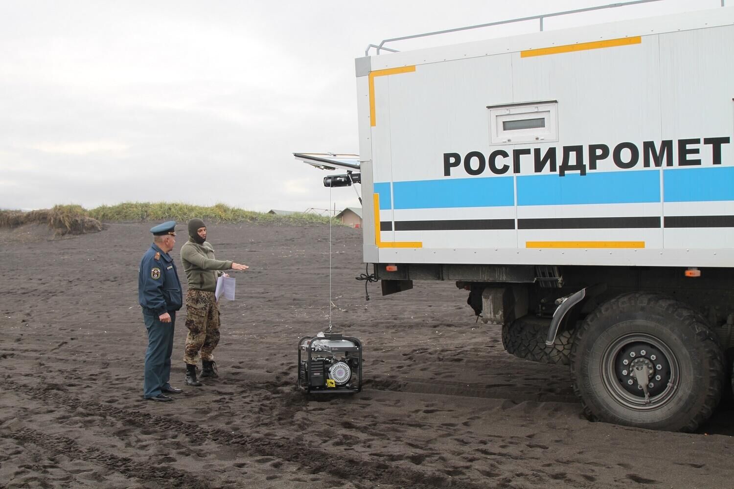 Представители Камчатского Росгидромета, берут пробы воды и воздуха в районе Халактырского пляжа для проведения анализа - РИА Новости, 1920, 24.11.2021