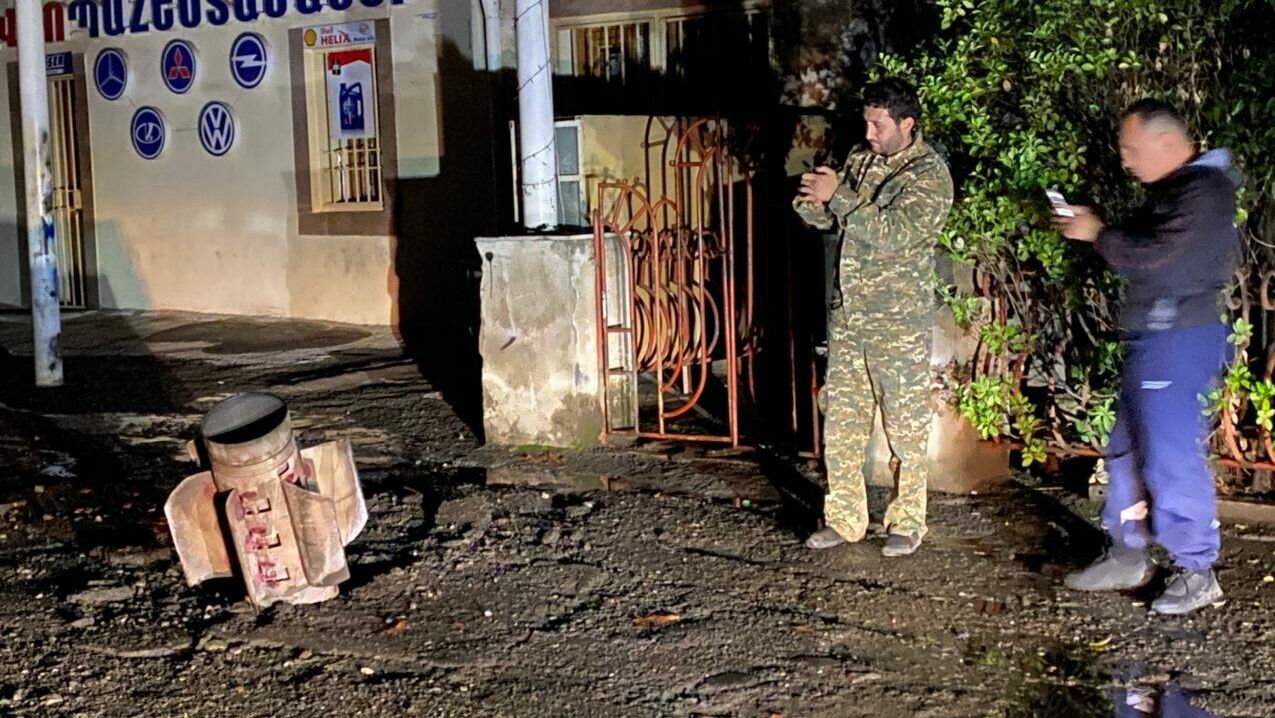 Жители Стапанакерта фотографируют неразорвавшийся снаряд реактивной системы залпового огня Смерч - РИА Новости, 1920, 07.10.2020