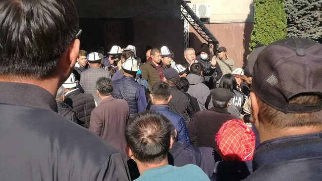 Участники акции протеста у Дома правительства в Бишкеке, Киргизия