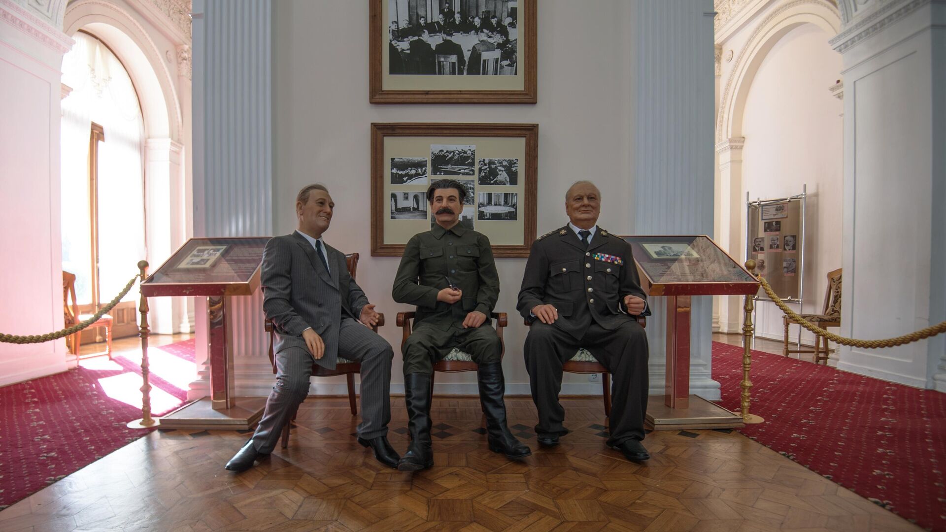 Восковые фигуры президента США Франклина Д. Рузвельта, председателя Совета народных комиссаров СССР Иосифа Сталина и премьер-министра Великобритании Уинстона Черчилля в зале Ливадийского дворца  - РИА Новости, 1920, 20.11.2021