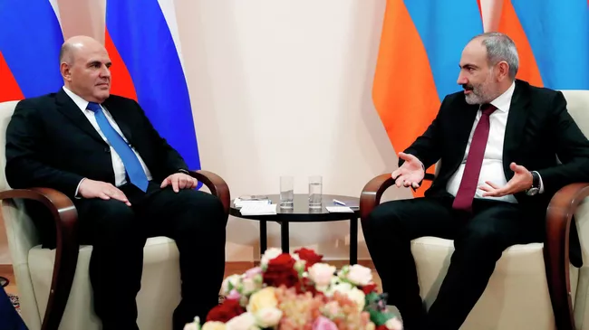 Председатель правительства РФ Михаил Мишустин и премьер-министр Армении Никол Пашинян во время встречи в Ереване