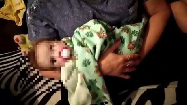 Кадры пятимесячной девочки, которую с рождения держали в шкафу